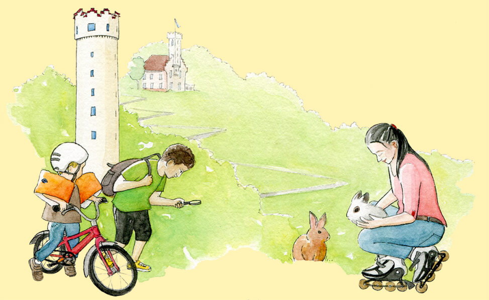 Kultur, Freizeit und Sport in Ravensburg im Familienlotsen: Kinder mit Fahrrad, Schwimmflügeln, Lupe, Rucksack, Inline-Skates und Hasen (Kleintierzoo)